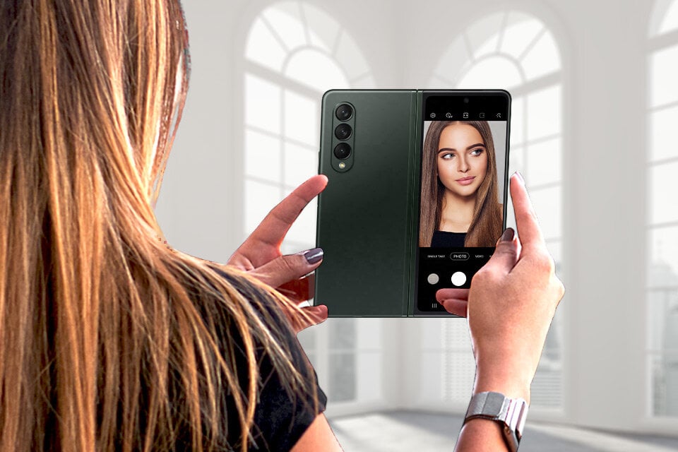 Wykorzystaj ekran zewnętrzny do robienia idealnych zdjęć selfie. Sprawdź możliwości nowego telefonu składanego Samung Galaxy Z Fold 3 5G.
