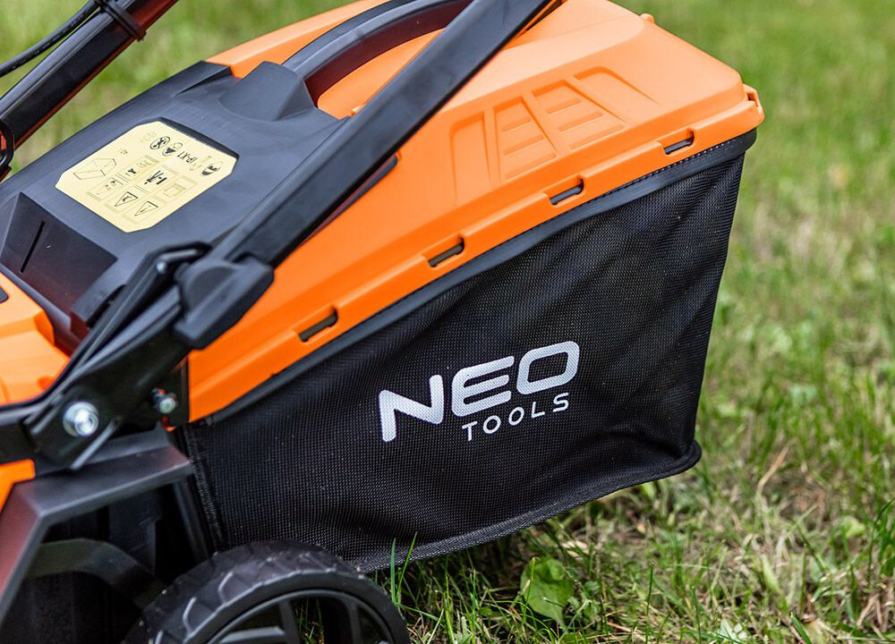 Kosiarka akumulatorowa NEO TOOLS 04-610 równe czyste cięcie optymalne umiejscowienie kosza na trawę siatkowy kosz pojemność 40 l wskaźnik napełnienia