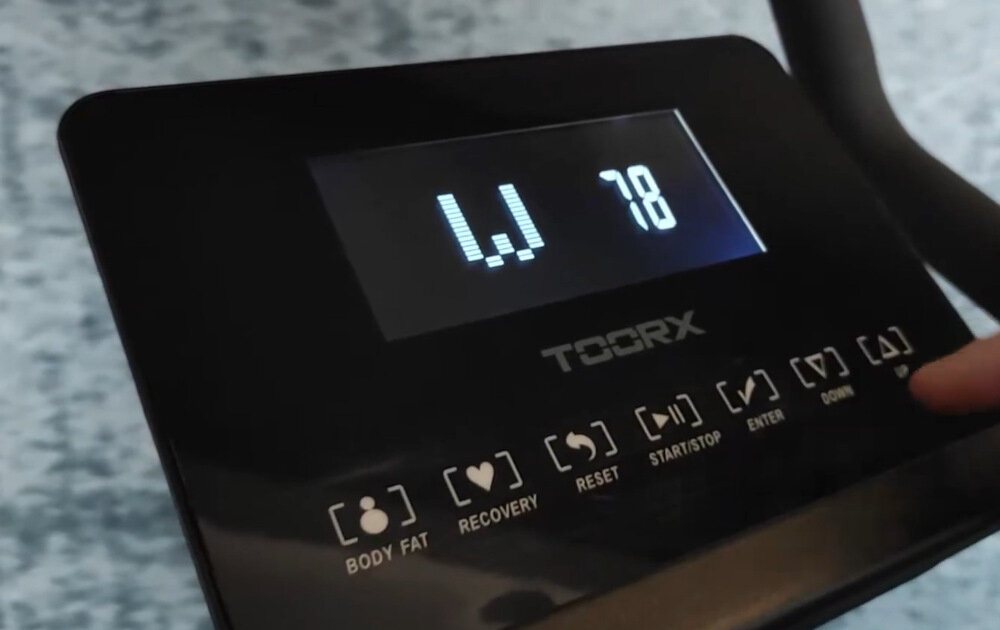Rower indukcyjny TOORX BRX 3000 wyswietlacz LCD z bialy podswietleniem regulacja kata nachylenia