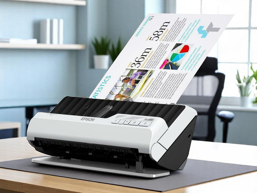 Skaner EPSON DS-C490 na biurku w tle półki i biurowe krzesło