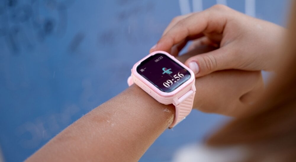 Smartwatch Garett Kids Essa 4G ekran bateria czujniki zdrowie sport pasek ładowanie pojemność rozdzielczość łączność sterowanie krew puls rozmowy smartfon aplikacja