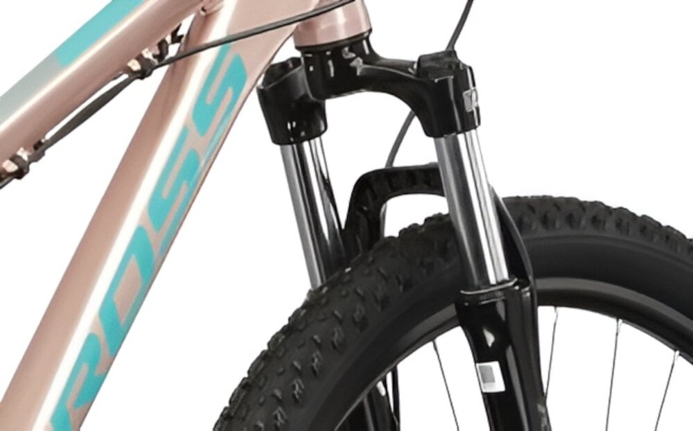 Rower górski MTB KROSS Lea 5.0 D14 27.5 cala damski Różowe złoto rower typu hardtail przedni amortyzator  marki SUNTOUR typu XCE28 ze skokiem 80 mm niweluje wstrzasy do jazdy na nierownej wyboistej nawierzchni