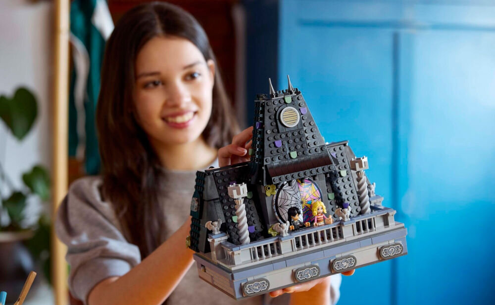 LEGO 76781 Wednesday Pokój Wednesday i Enid dziewczyna trzymająca złożony model pokoju Wednesday i Enid możliwość zbudowania pokoju bohaterek serialu