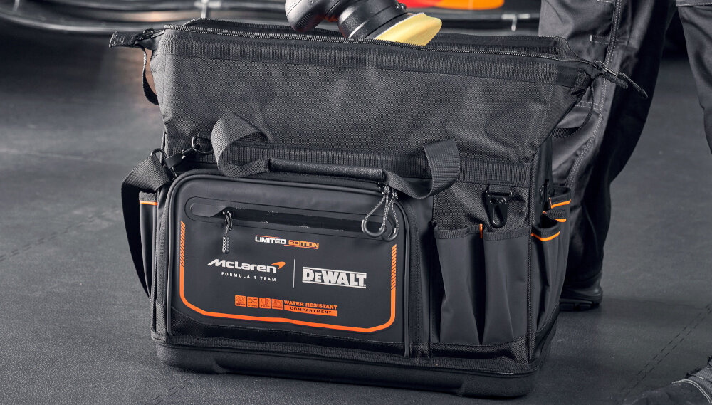 Torba narzędziowa DEWALT DWST60104-9 torba na podłodze widoczna od przodu porządek wygoda w pracy funkcjonalność organizacja mobilność