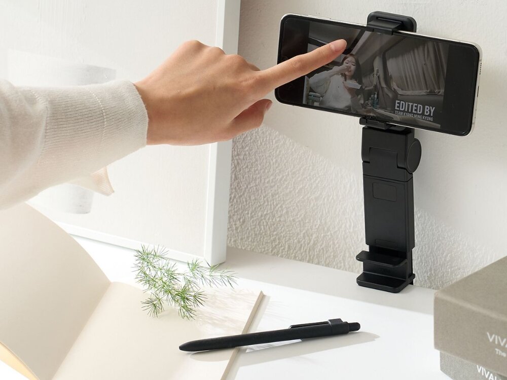 Uchwyt ARAREE Plane Mount 2
uchwyt z zamontowanym telefonem podstawka telefon smartfon akcesorium