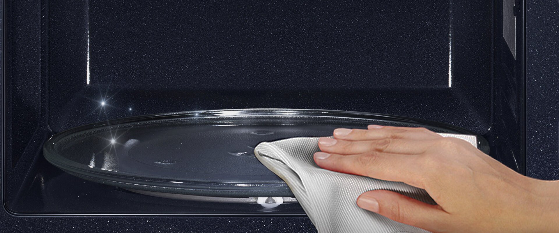 Wnętrze kuchenki mikrofalowej Samsung pokryte trwałą emalią ceramiczną