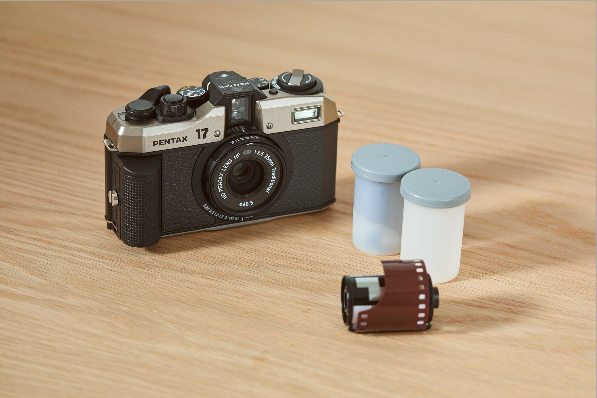 Aparat analogowy PENTAX 17 Czarno-srebrny – sklep internetowy Avans.pl